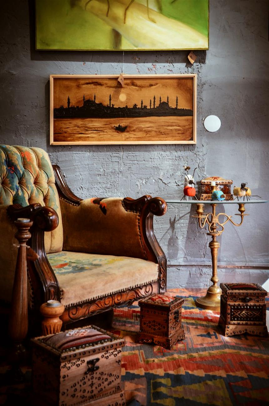 Mobilier vechi din lemn